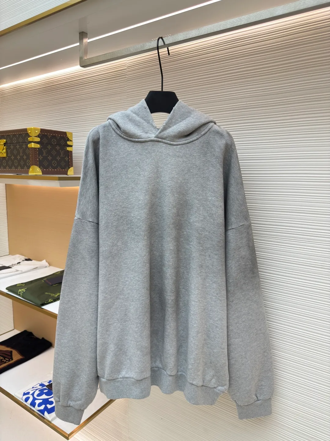 Acne Studios 1996 distressed printed hooded sweatshirt ●Authentic product: Purchased and developed by 2259 ●Item number: 1680614-A85 ●Fabric: pure cotton fabric ●Technology: printing production ●Version: loose fit ●Weight: about 915 grams ●Size: S-M-L-XL ●Description: The fabric is made of custom-made pure cotton, washed with distressed and dirty gradient techniques, printed on the back, and the overall wiring is straight and delicate. The fabric is comfortable and soft, with consistent colors and no color difference. It can be matched with the same style to create a fashionable look and control various occasions. Customized accessories, complete with three standards, same style for men and women!